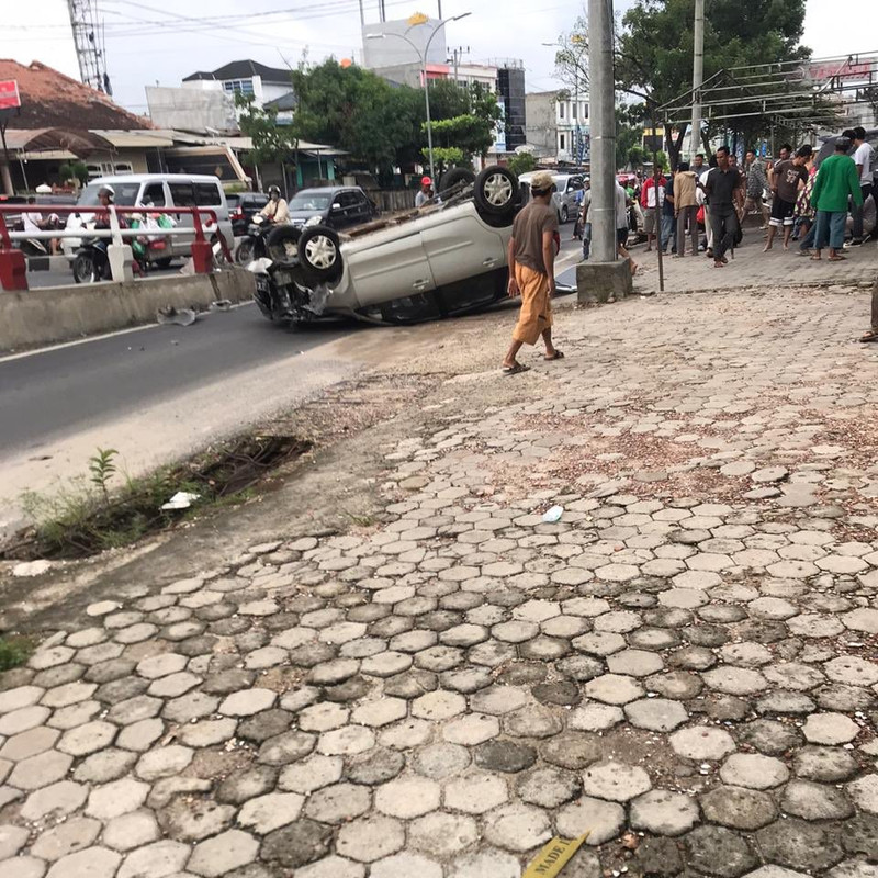 Kecelakaan Rombongan The Panturas, Mobil Terbalik Gara-gara Tabrak Pembatas.