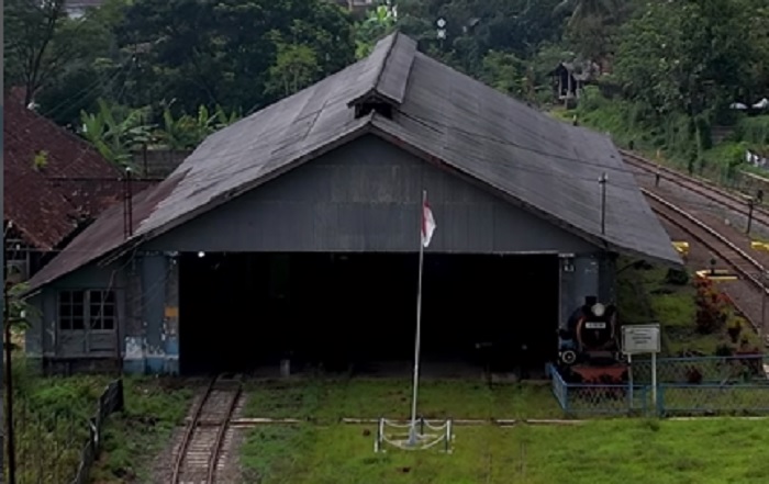 Stasiun Cibatu memiliki dipo lokomotif sebagai tempat perbaikan dan pemeliharaan lokomotif uap serta sebagai dipo lokomotif cadangan.