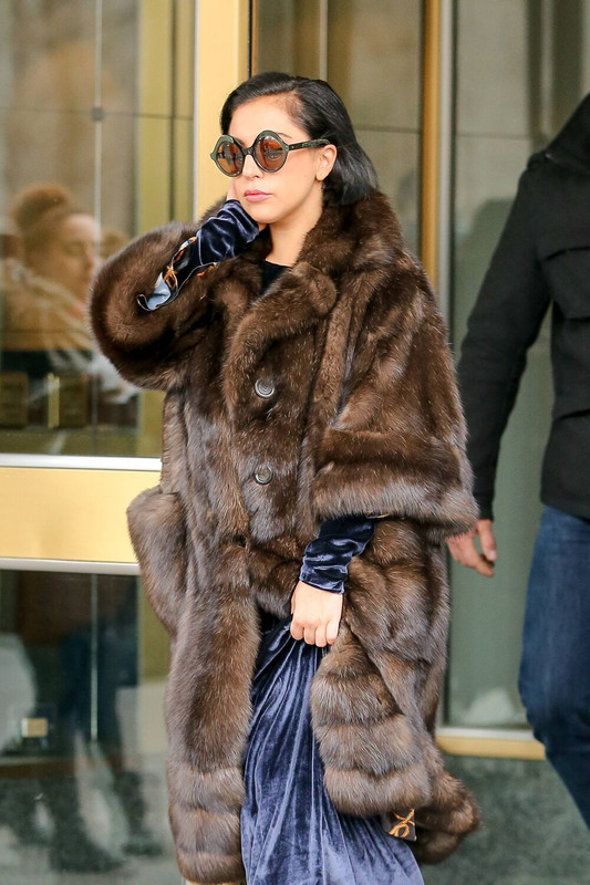 2-14-15-Leaving-her-apartment-in-NYC-002