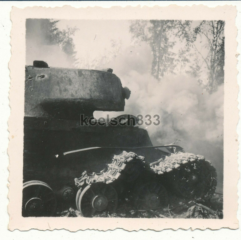 Foto russischer KW I Panzer von Panzerjägern vernichtet
