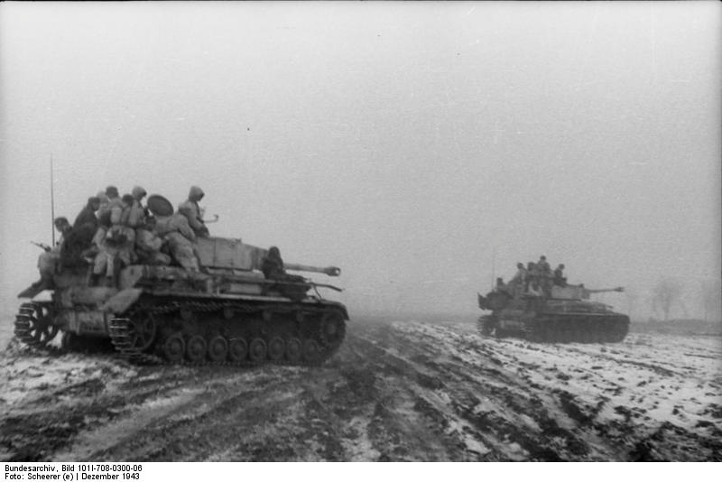 Panzergrenadiers en un Panzer IV en diciembre de 1943