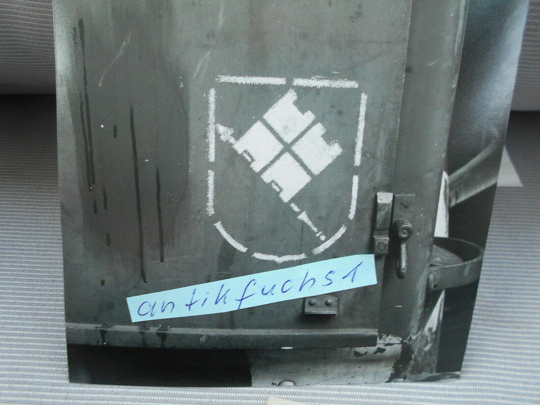 WH-Funk-Kübelwagen mit Divisions-Wappen im Kurland-Kessel 1945