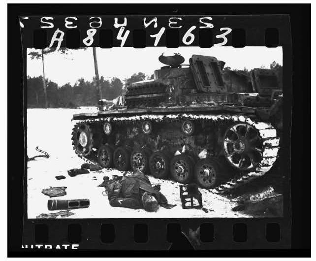 ?азбитый и обгоревший немецкий танк на поле боя.