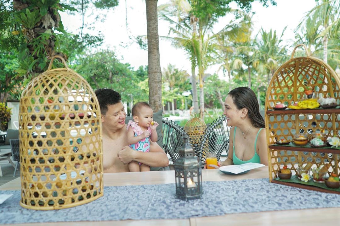 Menepi sementara di Bali, ini 8 potret family time ala Shandy Aulia