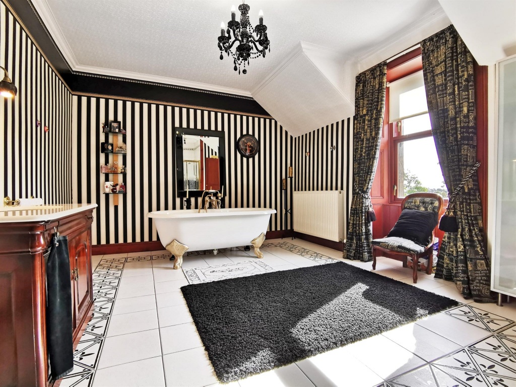blacknwhitebathrom.jpg