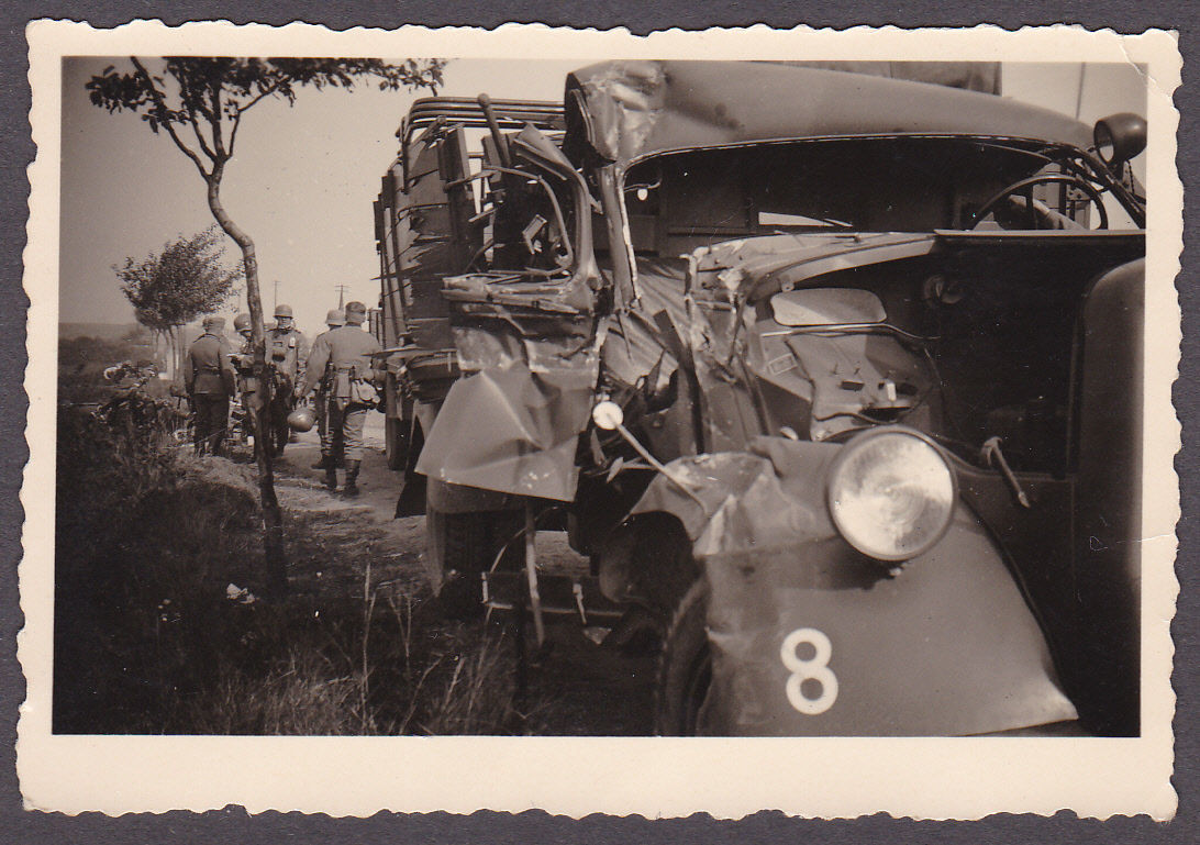 Foto 2.WK.Kameraden mit zerstörte LKWs