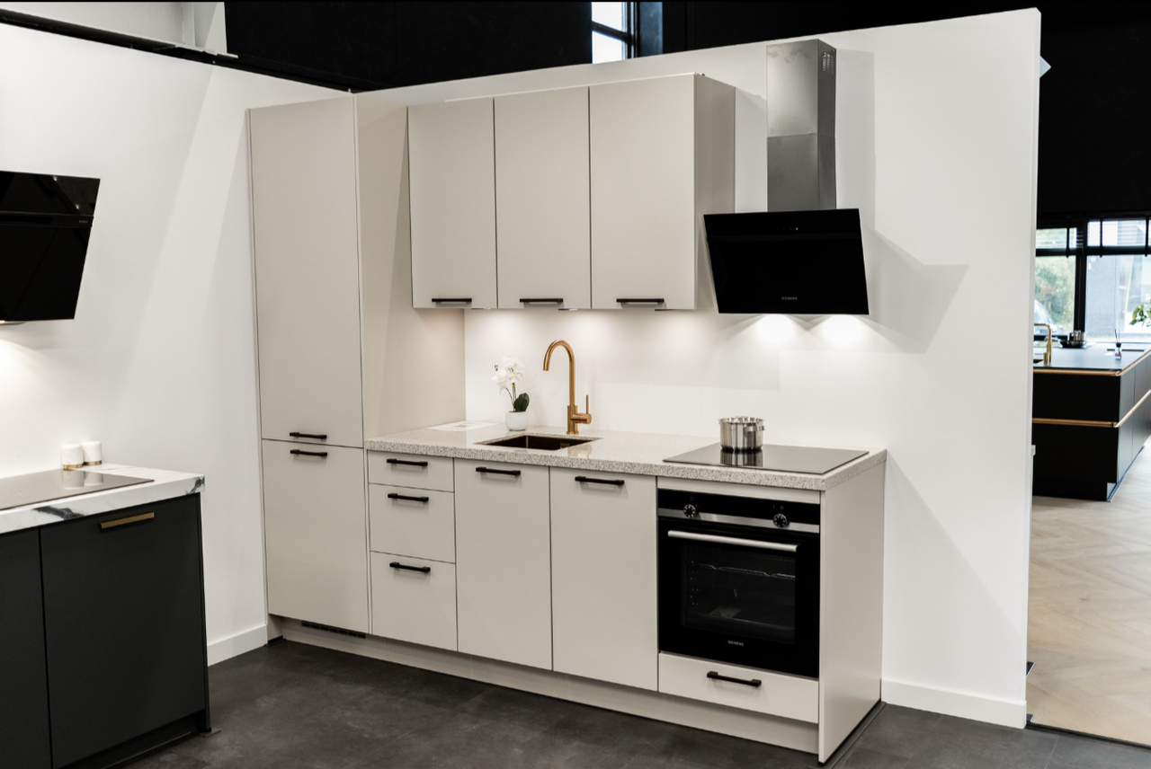 Showroom rechte keuken beige