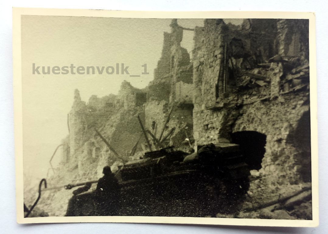 Orig. Foto Trümmer 2.WK Panzer mit Abschußringe 