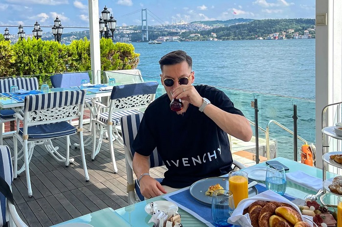 Momen Mesut Ozil tengah bersantap di tepian Selat Bosporus, Turki.
