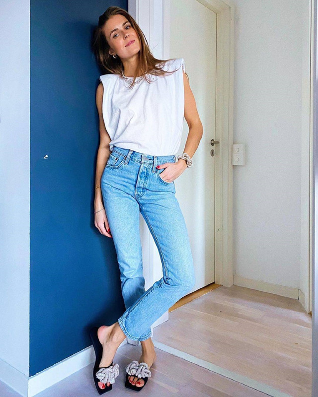 Jeans y sandalias planas, la combinación perfecta si tienes más de 40 años