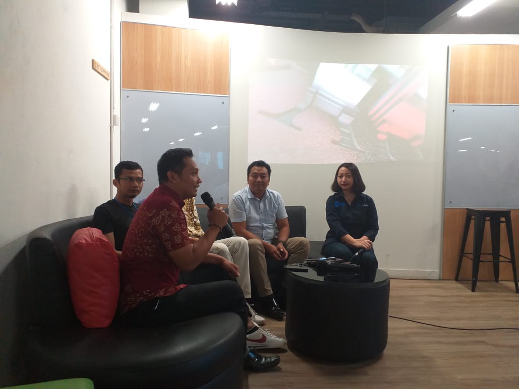 Joko Winarno (Direktur BUMDes Tirta Mandiri Ponggok), Muhammad Thoric (owner @kulinerdisolo dan @solo.ngangeni), Gerry Prayudi (owner @surakartakita) an Daryono (Wakil Ketua Asosiasi Travel Agent Indonesia (Asita) Jawa Tengah) di dalam acara Diskusi Mewah (Mepet Sawah) yang digelar di gedung Tribunnews Solo, Kamis (23/5/2019).