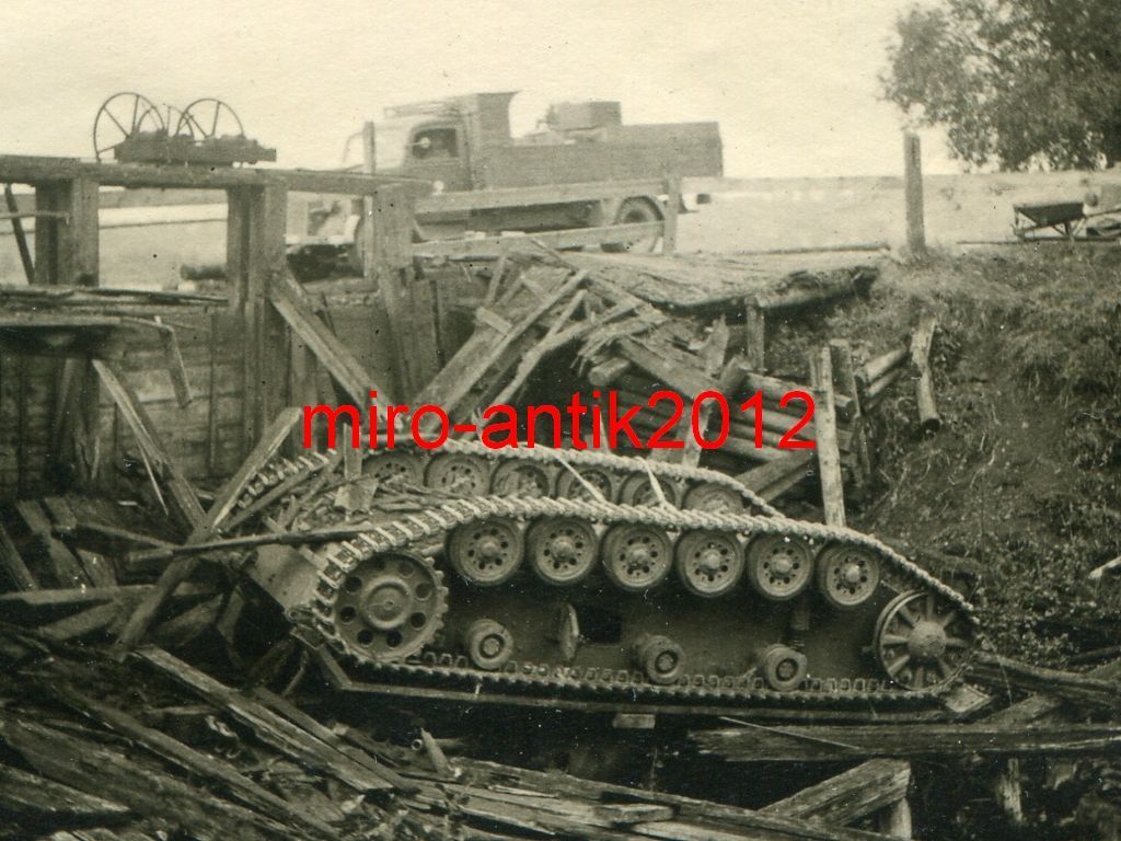 Foto, Wehrmacht von Brücke gestürzter Panzer III