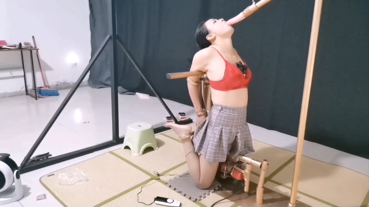 飞天原创 小丽禁锢在最残酷的倒仰式k9拘束架上.mp4_20211212_130358.455