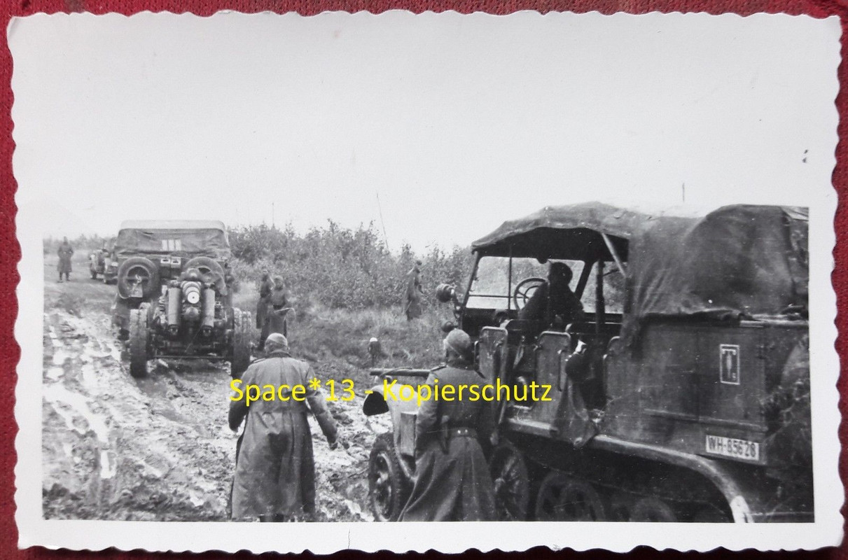 Foto Halbkette zieht Artillerie Geschütz auf Schlammstraße Zugkr
