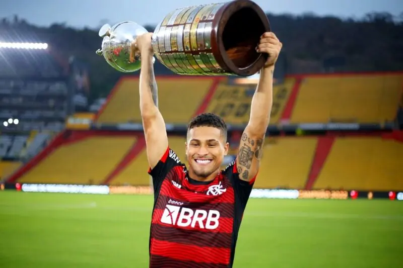 João Gomes com a taça da Libertadores