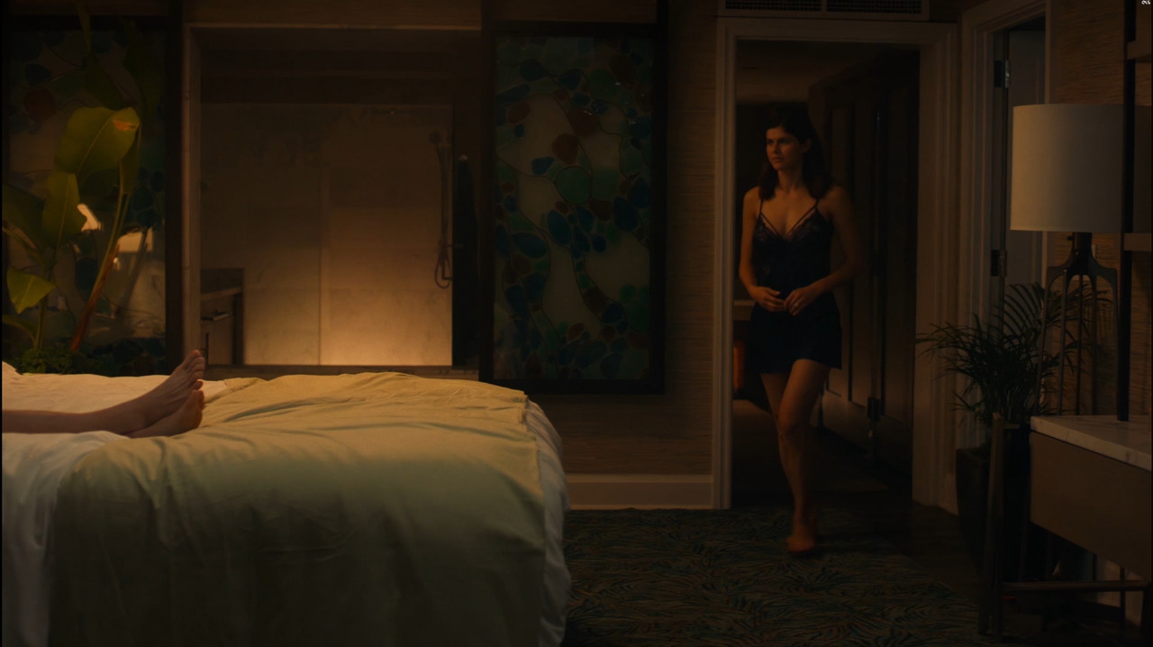 Alexandra Daddario - The White Lotus S01E01 (2021) 2160p Web.mp4_snapshot_05.40.590