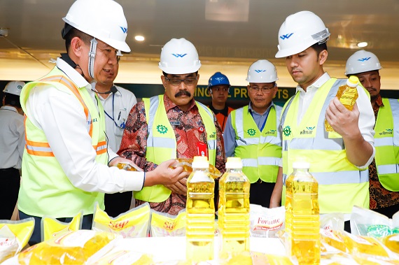 Kendalikan Harga Minyak Goreng, Wagub Emil Tinjau Pabrik Minyak Goreng di Gresik