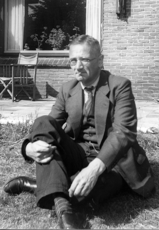 07-Simon-Vestdijk-in-kleermakerszit