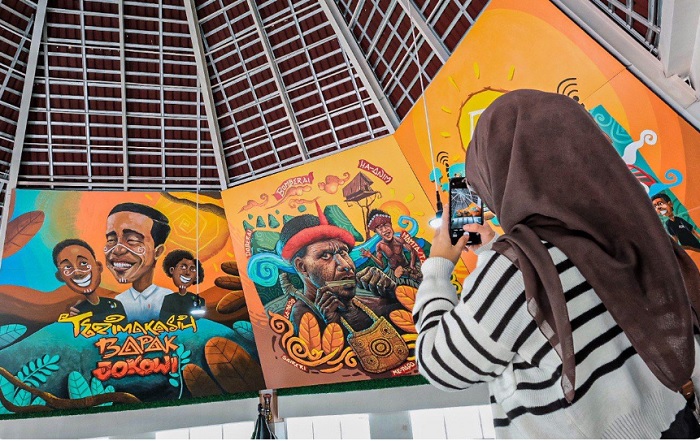 Papua Youth Creative Hub di Kota Jayapura merupakan bentuk komitmen pemerintah RI dalam memberikan ruang bagi para pemuda Papua untuk pengembangan inovasi, teknologi, kreativitas, maupun produk-produk ekonomi kreatif lokal.