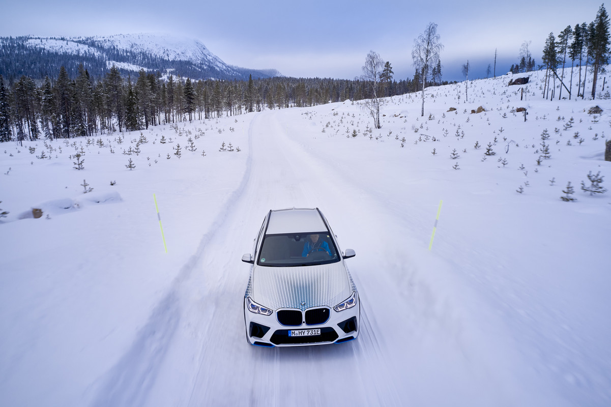 P90453431_highRes_bmw-ix5-hydrogen-win