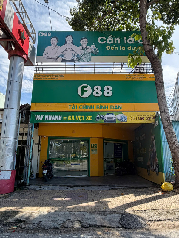 Nhân viên F88 hỗ trợ tại phòng giao dịch 254 Lê Duẩn