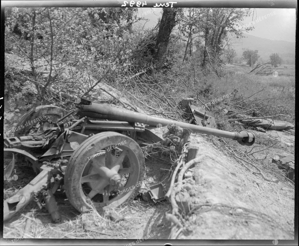 Les restes d'un canon allemand de 75
