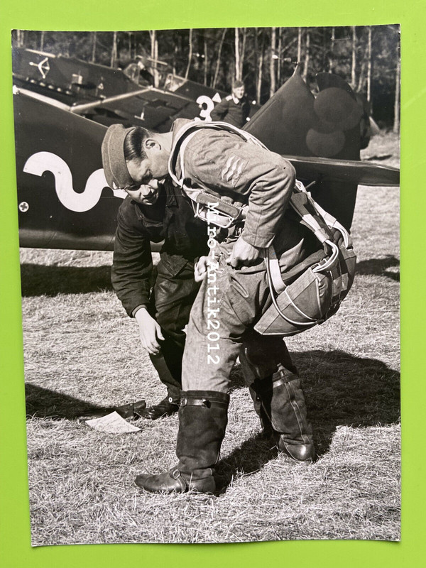 Gross Foto, Messerschmitt Bf 109, Flugzeugführer mit Fallschirmgurt (N)50719