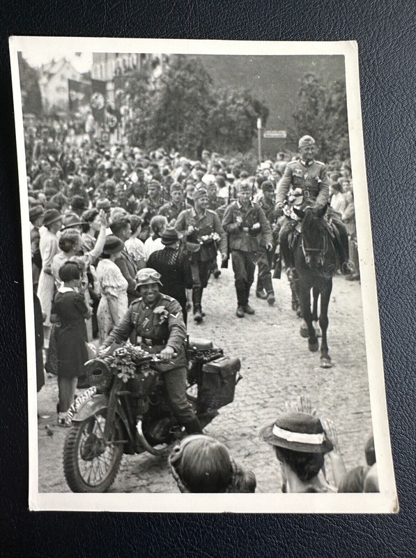 Foto WH Marschiert Motorrad Kradmelder -Oos Baden Zugführer Ltn Großmann 1940.