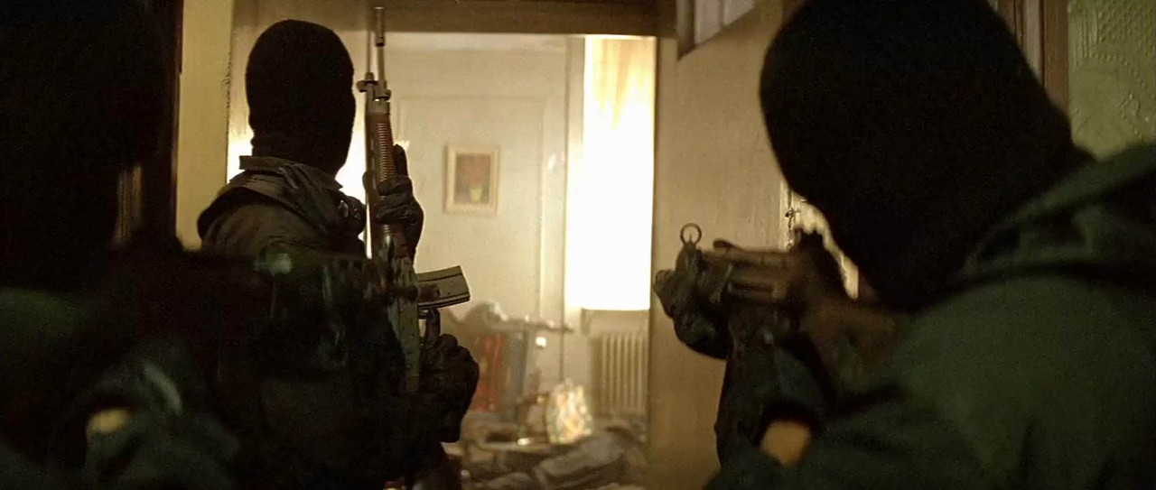 Léon: The Professional 1994 BluRay [Hindi + Tamil + English] 480p 720p 1080p ESub Screenshot