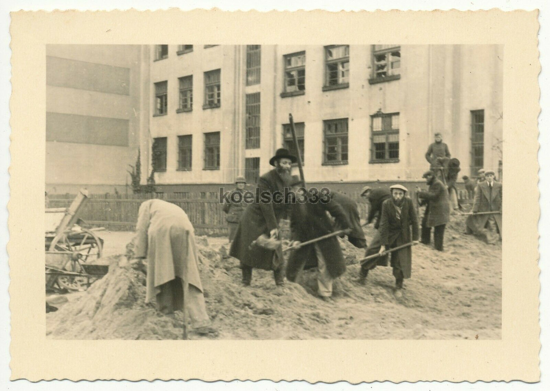 Foto polnische Zivilisten bei der Straßeninstandsetzung in Warschau Polen