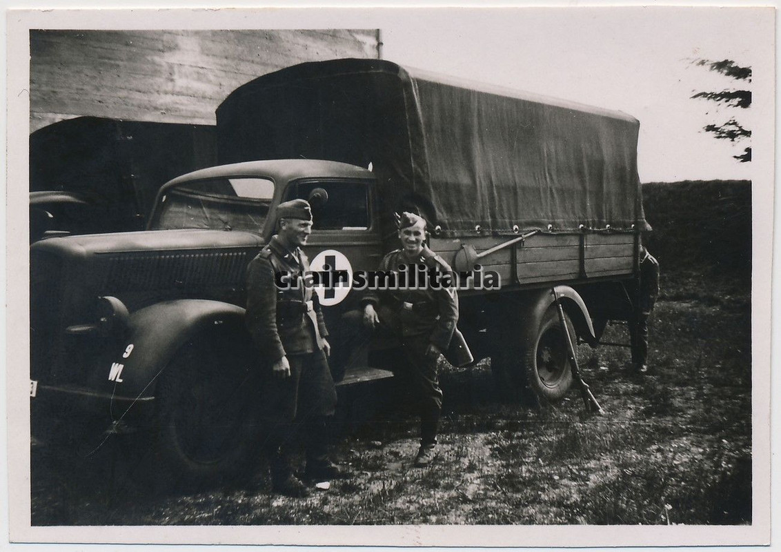 Orig. Foto Luftwaffe Sanitäter m. Opel Blitz Lkw