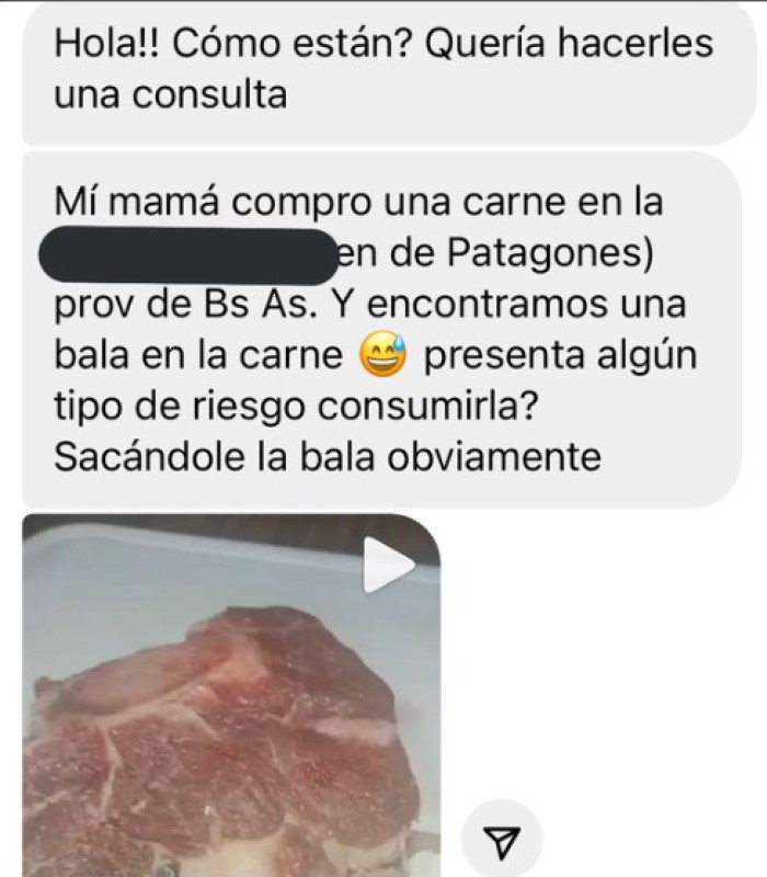 Joven halla bala en su corte de carne, su duda es si aún la puede comer