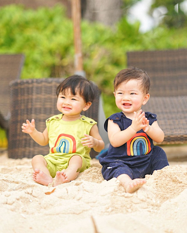Zayn dan Zunaira bermain di pantai