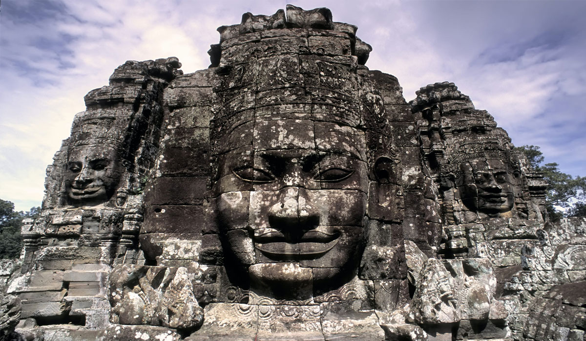 Kuil Bayon Wajah Raksasa yang Bikin Takjub di Kamboja