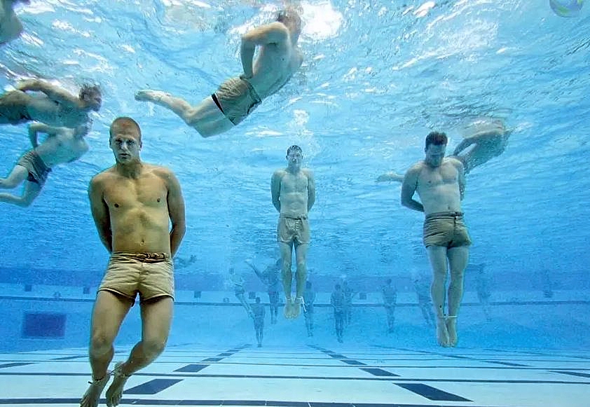 TOMORROW-NEVER-DIES-SEALS-FOTOR.jpg