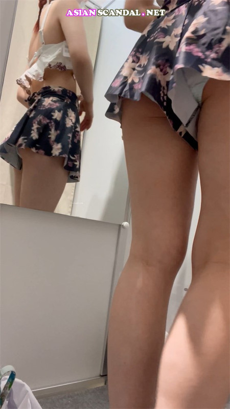 Das JK-Mädchen in der Umkleidekabine im Einkaufszentrum