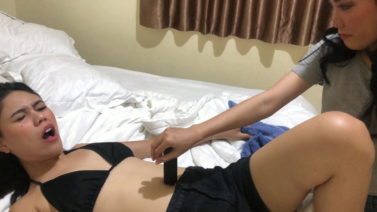 Bikini Girl Navel Torture_Moment(8)