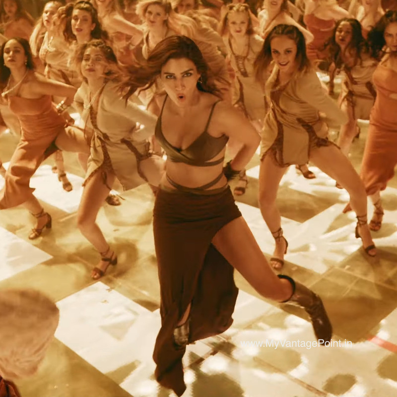 sexy-kriti-sanon-in-hum-aaye-hai-song-from-ganapath-movie