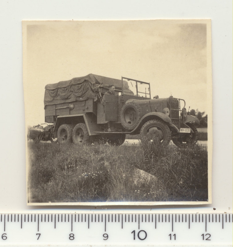 KLASSE FOTO KAMERADEN MIT LKW OLDTIMER 2WK