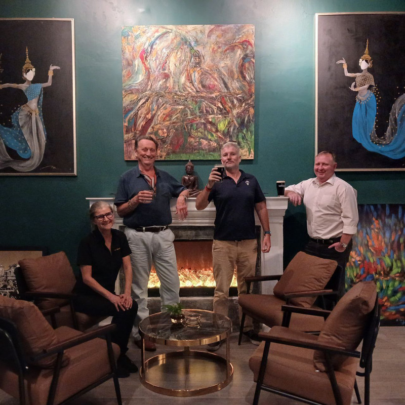 photo 6230995582621697995 y