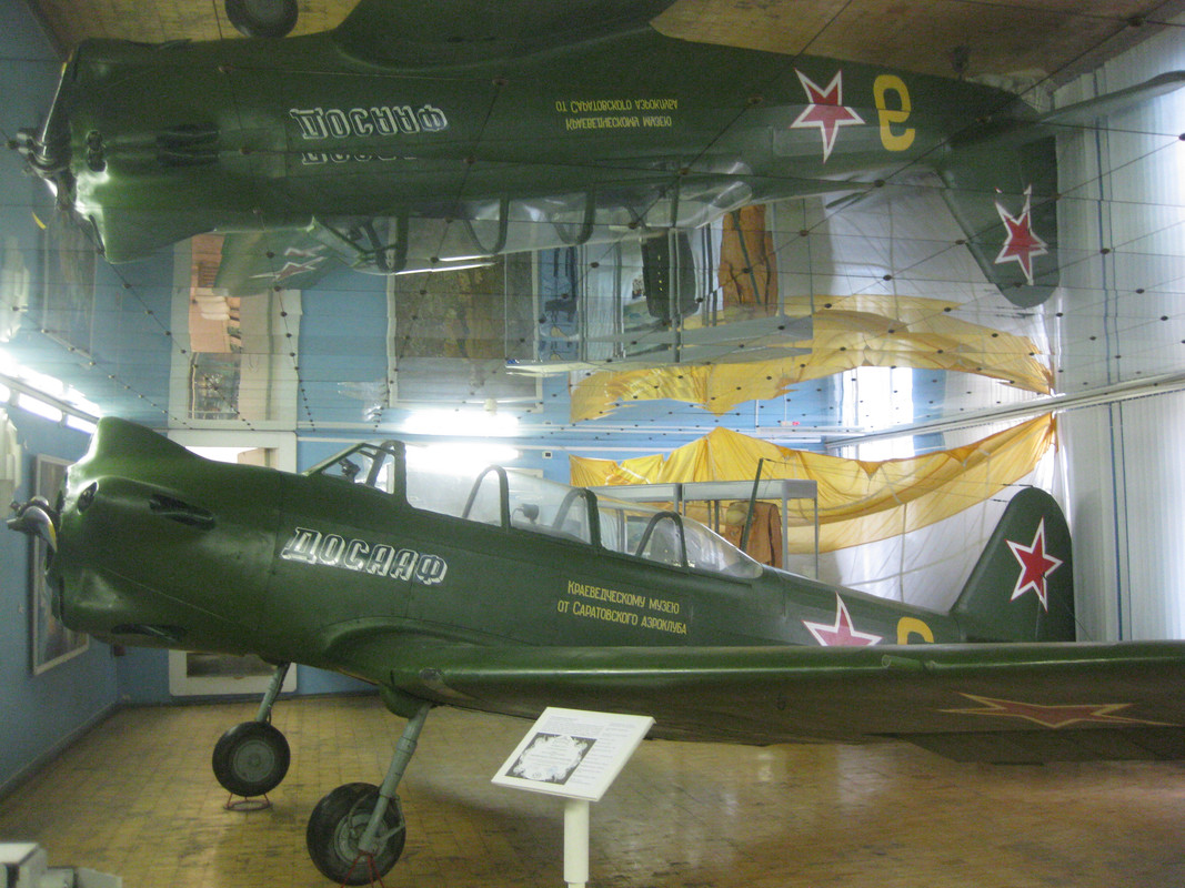 Первый самолет юрия гагарина. Саратов краеведческий музей самолет Гагарина. Гагарин на як 18. Як-18 Гагарина.