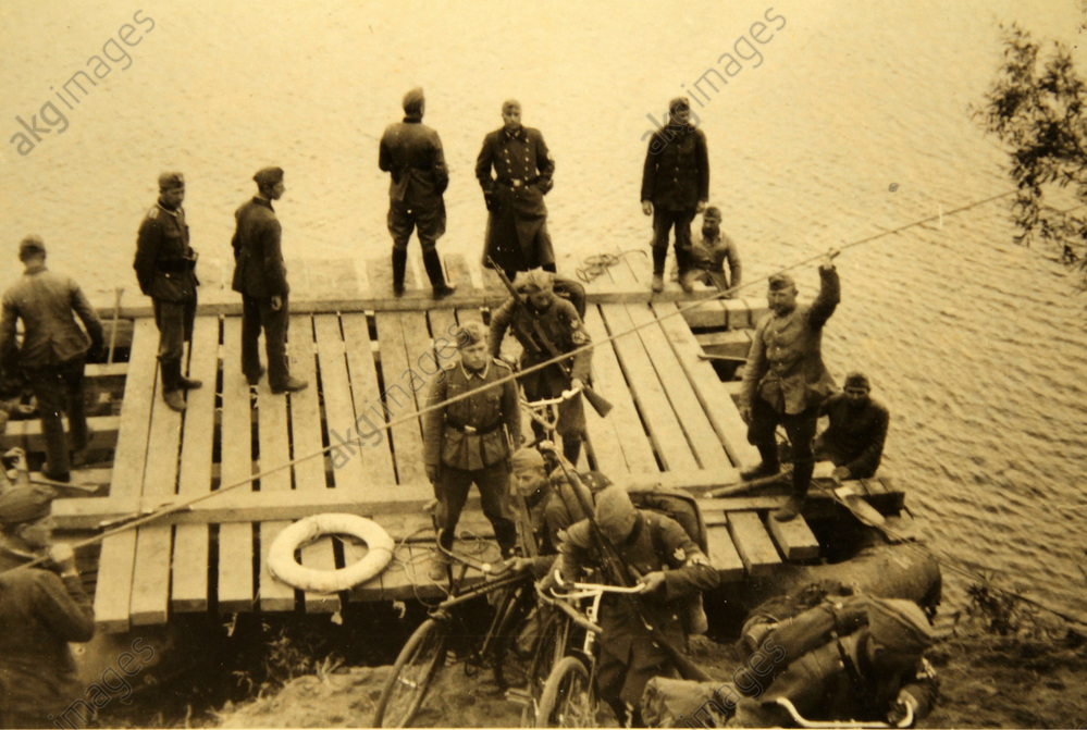 Russlandfeldzug Juni 1941 ,,Übersetzen mit Floßsäcken (1)