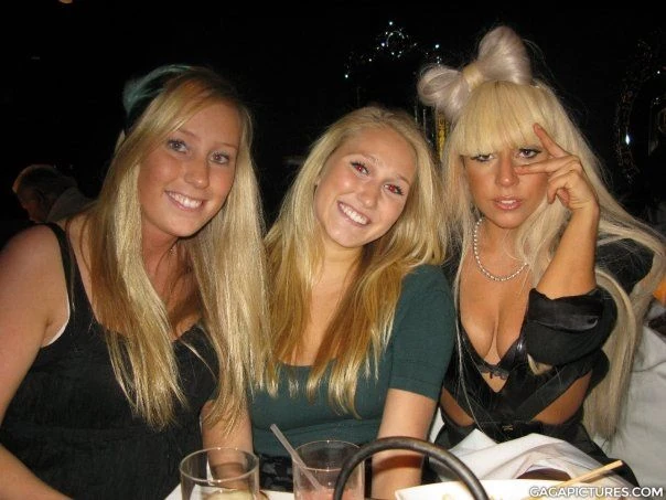 11-23-08-At-a-Restaurant-in-Hollywood-00