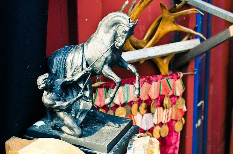 Чего только не встретишь на блошиных рынках!