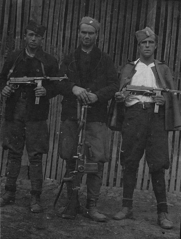 мој стриц Ћиро, коњички п.поручник, у средини, командант батаљона у 2. гружанској