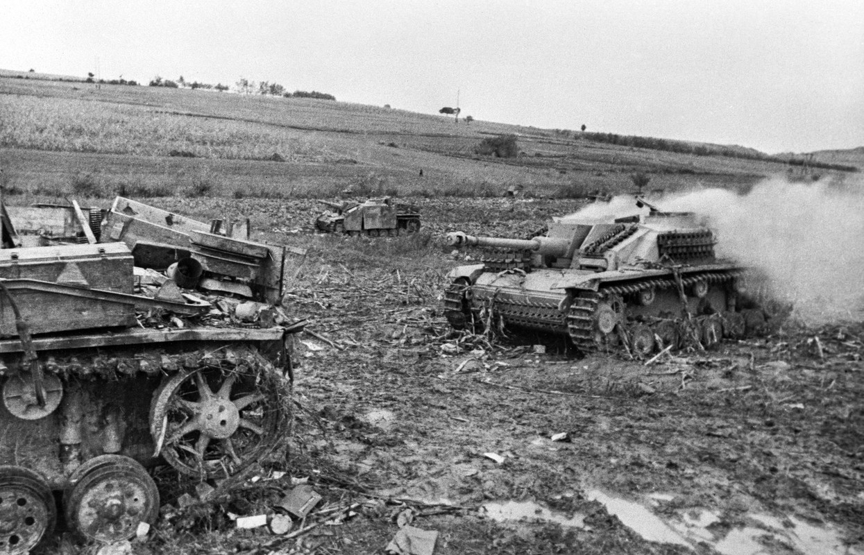 Подбитые немецкие САУ StuG III на поле боя на Восточном фронте.