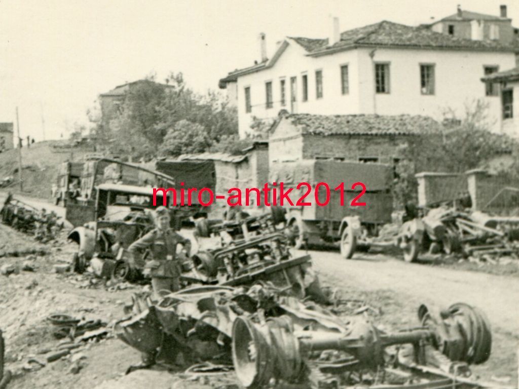 Soldaten der LAH begutachten zerstörte englische