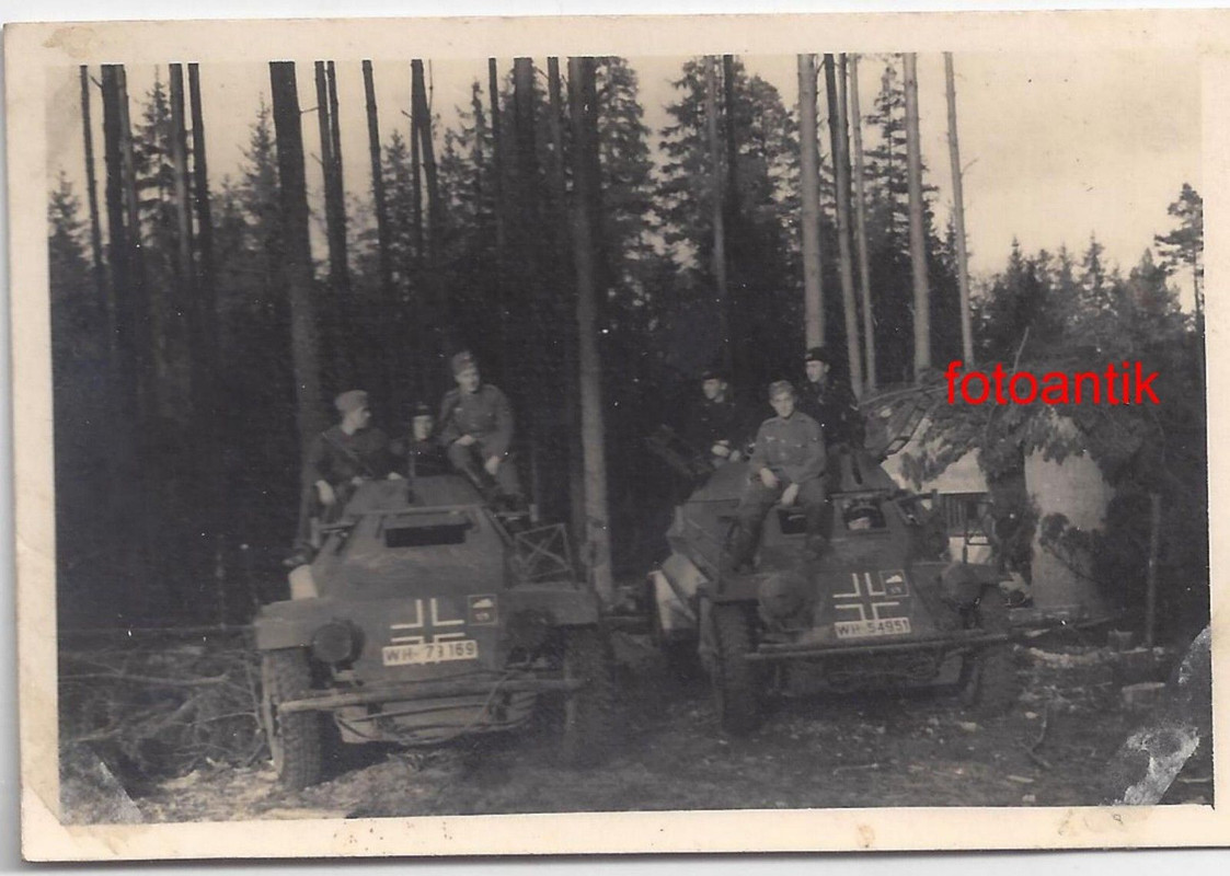 Foto 2 WK, Panzer Spähpanzer mit Kennung Sudetenland vor Bunker,