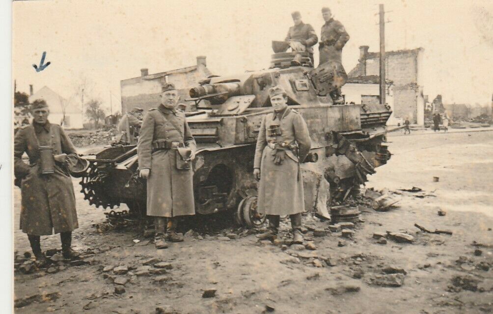 Soldaten vor zerstörten Panzer von den Polen in Brand gesetzt 19