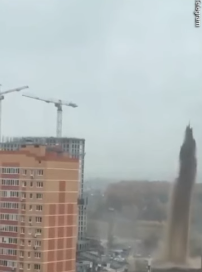 Kanalisation kaputt: Fontäne in Moskau Kanalisation kaputt: Fontäne in Moskau